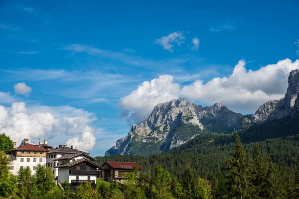 イタリアの山にあるサパダ村 — ストック写真