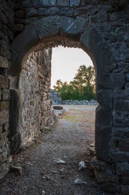 Monte di Buja 'nın tahkimatları. Pieve di San Lorenzo ve Lombard Kalesi