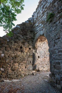 Eski taş duvarların önündeki harabeler