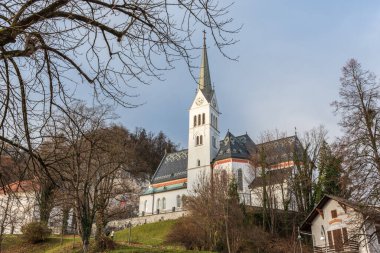 Dağlarla güzel bir sonbahar manzarası