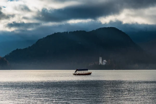 Gün Batımında Gölde Tekne Norveç Güzel Manzarası — Stok fotoğraf