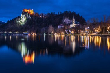 Slovenya, Aralık ayında gece Kan Gölü