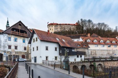 Skofja Loka mimarisi ve şehir manzarası, Slovenya, Aralık 2018