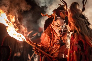 Krampus. Noel şeytanları. Alevler. Ateşle. San Nicolo 'yu bekliyorum.