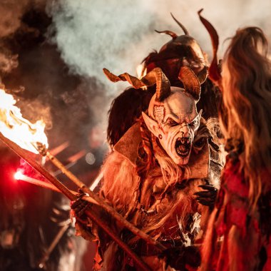 Krampus. Noel şeytanları. Alevler. Ateşle. San Nicolo 'yu bekliyorum.