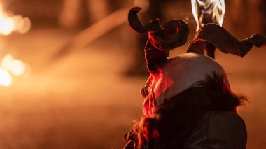 Krampus. Noel şeytanları. Alevler. Ateşle. San Nicolo 'yu bekliyorum.