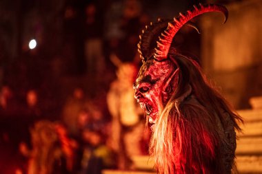 Krampus. Noel şeytanları. Alevler. Ateşle. San Nicolo 'yu bekliyorum.