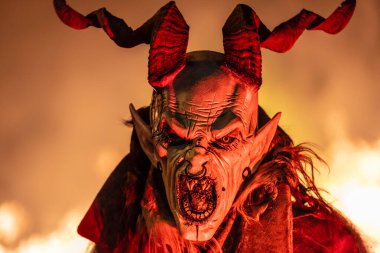 Krampus. Noel şeytanları. Alevler. Ateşle. San Nicolo 'yu bekliyorum.