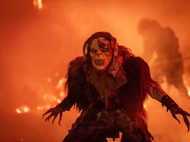 Krampus. Noel şeytanları. Alevler. Ateşle. San Nicolo 'yu bekliyorum.