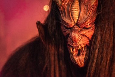 Krampus. Noel şeytanları. Alevler. Ateşle. San Nicolo 'yu bekliyorum.