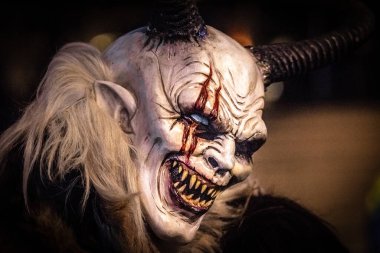 Krampus. Noel şeytanları. Alevler. Ateşle. San Nicolo 'yu bekliyorum.