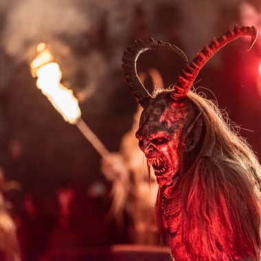Krampus. Noel şeytanları. Alevler. Ateşle. San Nicolo 'yu bekliyorum.