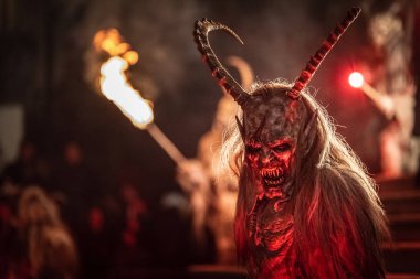 Krampus. Noel şeytanları. Alevler. Ateşle. San Nicolo 'yu bekliyorum.
