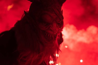 Krampus. Noel şeytanları. Alevler. Ateşle. San Nicolo 'yu bekliyorum.