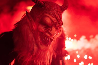 Krampus. Noel şeytanları. Alevler. Ateşle. San Nicolo 'yu bekliyorum.