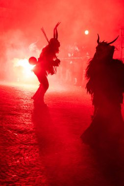 Krampus. Noel şeytanları. Alevler. Ateşle. San Nicolo 'yu bekliyorum.