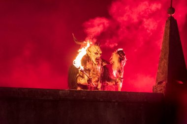 Krampus. Noel şeytanları. Alevler. Ateşle. San Nicolo 'yu bekliyorum.