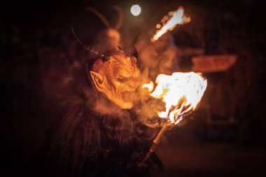 Krampus. Noel şeytanları. Alevler. Ateşle. San Nicolo 'yu bekliyorum.