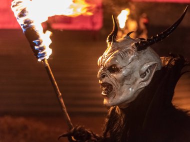 Krampus. Noel şeytanları. Alevler. Ateşle. San Nicolo 'yu bekliyorum.