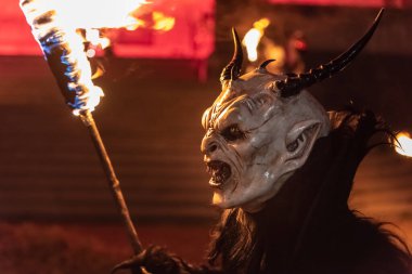 Krampus. Noel şeytanları. Alevler. Ateşle. San Nicolo 'yu bekliyorum.