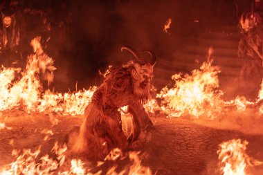 Krampus. Noel şeytanları. Alevler. Ateşle. San Nicolo 'yu bekliyorum.