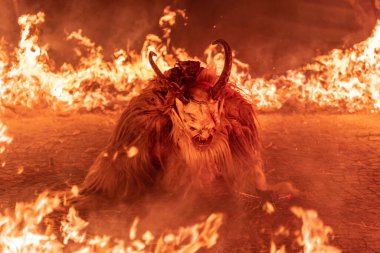 Krampus. Noel şeytanları. Alevler. Ateşle. San Nicolo 'yu bekliyorum.