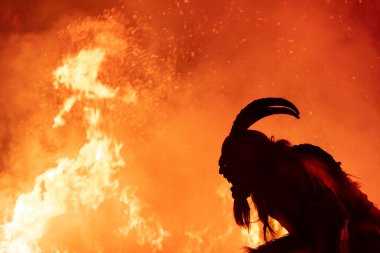 Krampus. Noel şeytanları. Alevler. Ateşle. San Nicolo 'yu bekliyorum.
