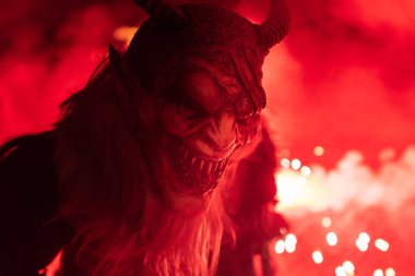 Krampus. Noel şeytanları. Alevler. Ateşle. San Nicolo 'yu bekliyorum.