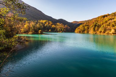 Verzegnis Gölü veya Lago di Verzegnis, İtalya 'nın kuzeydoğusundaki Friuli-Venezia Giulia, Udine Eyaleti' nde bulunan yapay bir göl.