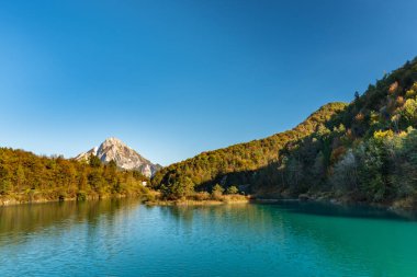 Verzegnis Gölü veya Lago di Verzegnis, İtalya 'nın kuzeydoğusundaki Friuli-Venezia Giulia, Udine Eyaleti' nde bulunan yapay bir göl.