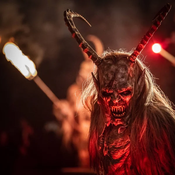 Krampus. Noel şeytanları. Alevler. Ateşle. San Nicolo 'yu bekliyorum.