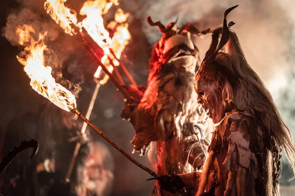 Krampusz Karácsonyi Ördögök Lángok Tűz San Nicolo Várok — Stock Fotó