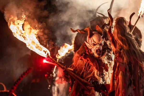 Krampus. Noel şeytanları. Alevler. Ateşle. San Nicolo 'yu bekliyorum.