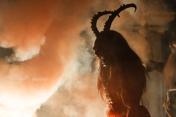 Krampus. Noel şeytanları. Alevler. Ateşle. San Nicolo 'yu bekliyorum.