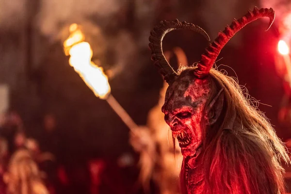 Krampus. Noel şeytanları. Alevler. Ateşle. San Nicolo 'yu bekliyorum.