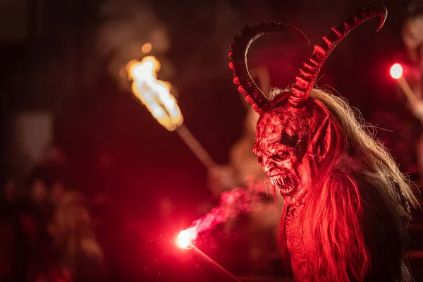 Krampusz Karácsonyi Ördögök Lángok Tűz San Nicolo Várok — Stock Fotó