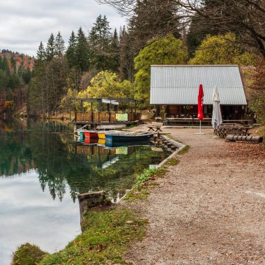 Friuli, İtalya 'daki güzel Fusine Gölü