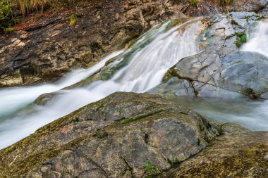 İtalya 'da Montenars şelalesi