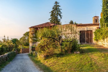 Köydeki eski ahşap ev.