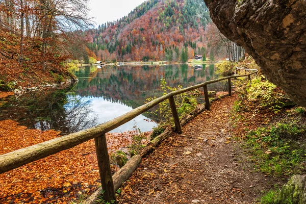  Friuli, İtalya 'daki güzel Fusine Gölü