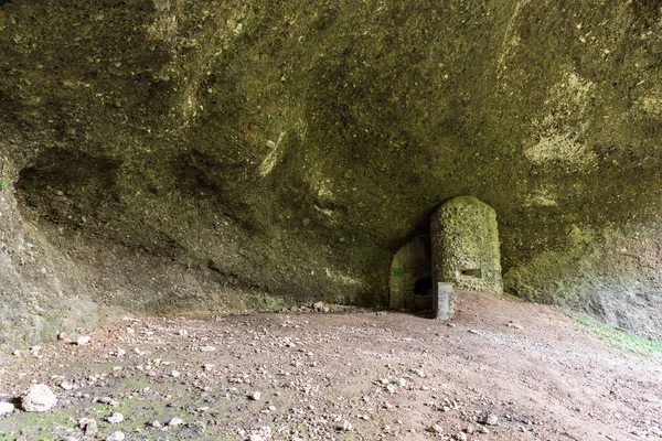 Die Alte Holztür Der Höhle — Stockfoto
