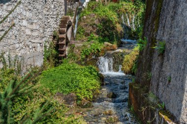 Ortaçağ şatosu manzarası, eski kasabanın pitoresk şehri.