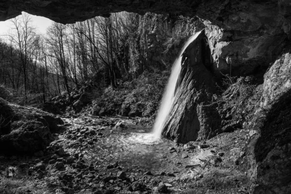 Küçük Şelalenin Güzel Manzarası — Stok fotoğraf