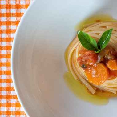 Domates soslu ve fesleğenli spagetti