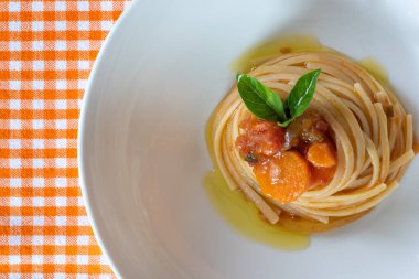 Domates soslu ve fesleğenli spagetti