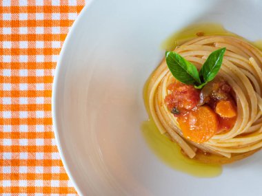 Domates soslu ve fesleğenli spagetti