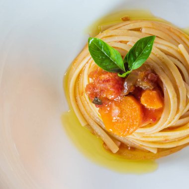 Domates soslu ve fesleğenli spagetti