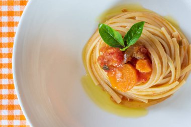 Domates soslu ve fesleğenli spagetti