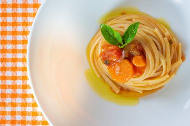 Domates soslu ve fesleğenli spagetti