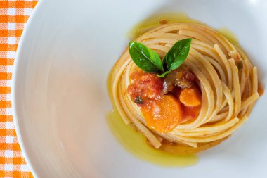 Domates soslu ve fesleğenli spagetti